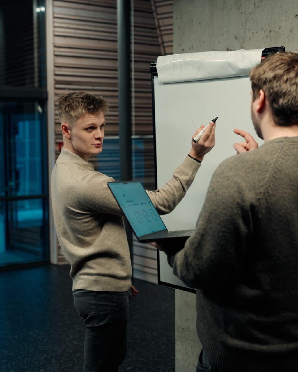 Driv-teamet samarbeider om strategi og brief for innholdsproduksjon