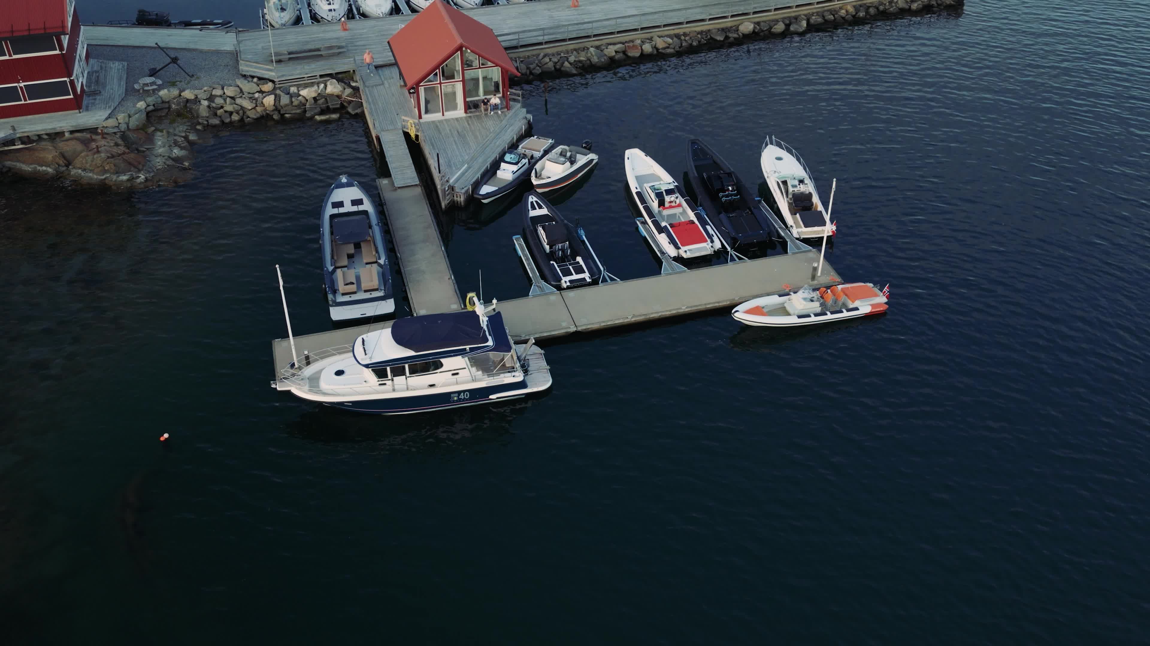 Goldfish-båter i marinaen, filmet med drone