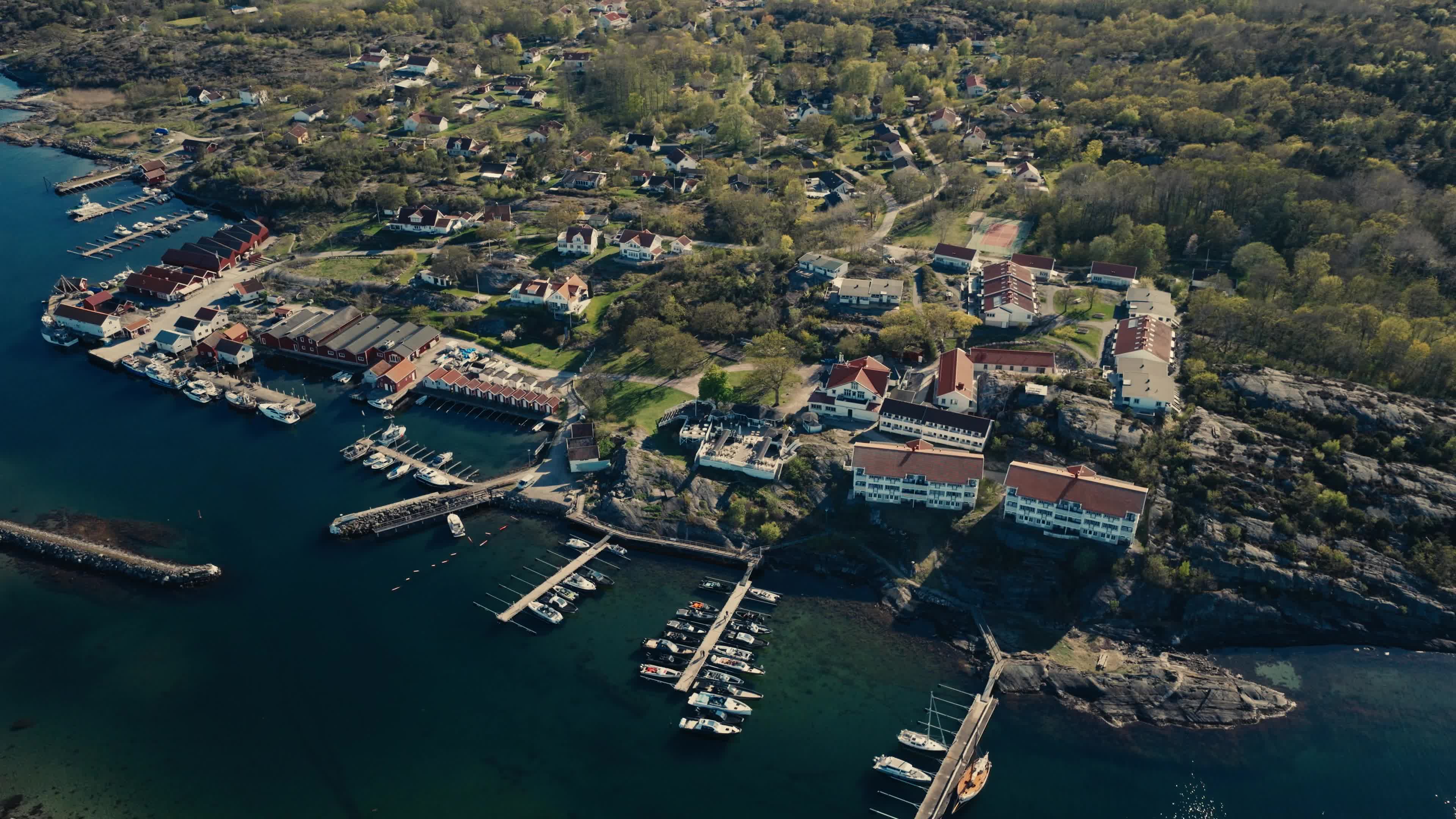 Luftfoto av kystby med boliger og brygger